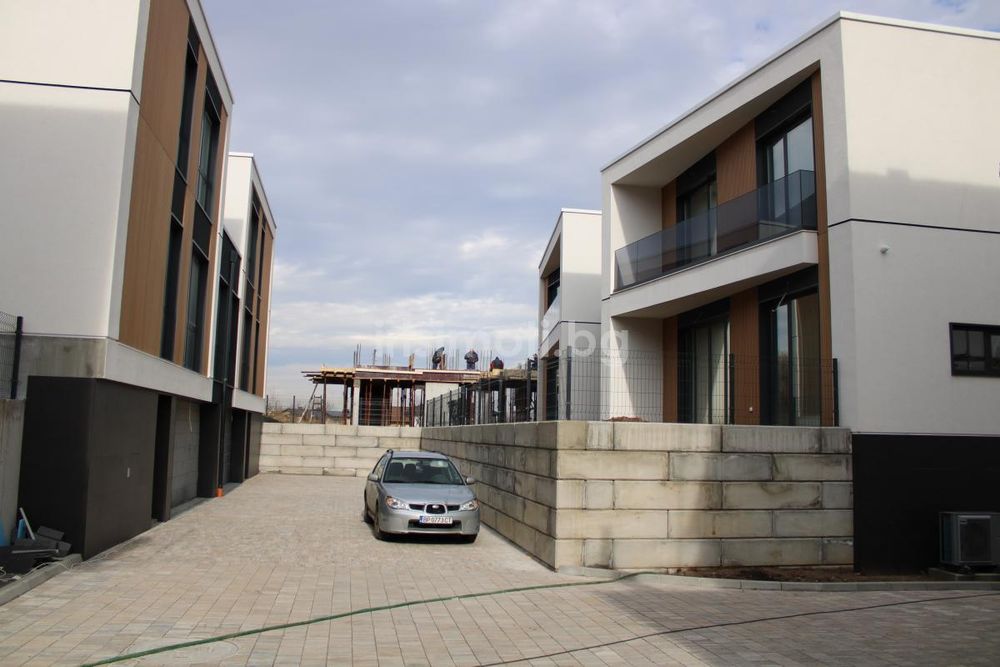 Продава се Къща в с. Бистрица, Област София-град - 302 кв.м за 1020 €/кв.м - Снимка #2