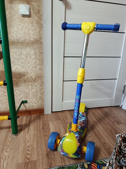 Продам самокат трехколесный с музыкой.