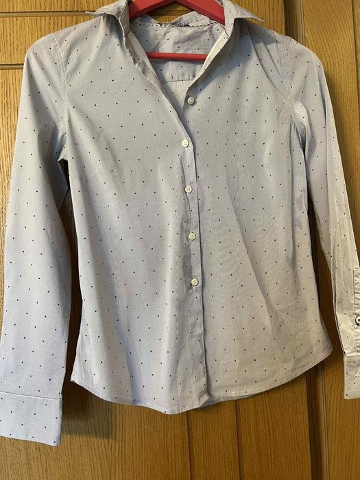 Дамски ризи, едната е резърв, другата Манго