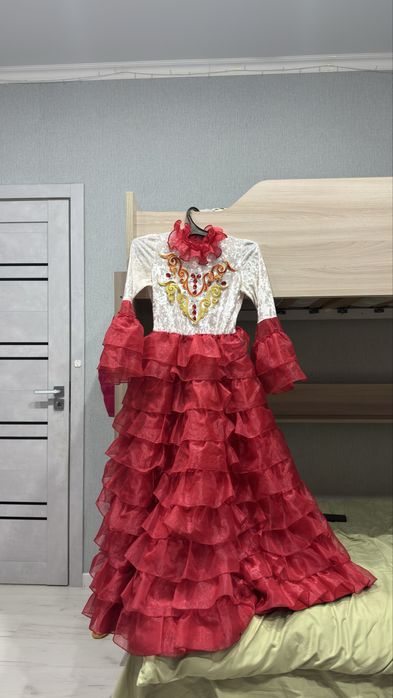 Продаётся красивое праздничное платье для девочки