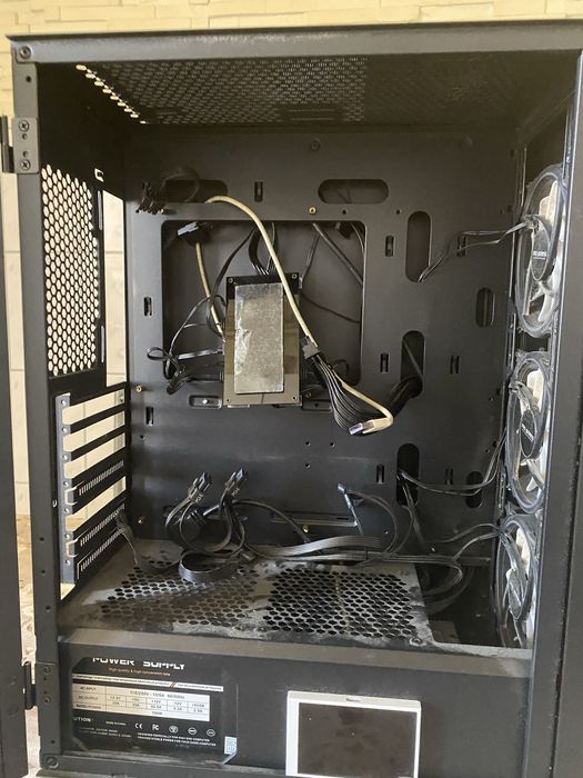 Vand carcasa Mid Tower pro gaming , ventilatoarele sunt rgb + sursa 700w 80+ gold ( nu este modulara ) + display de aratat temperaturi, are 20 de teme