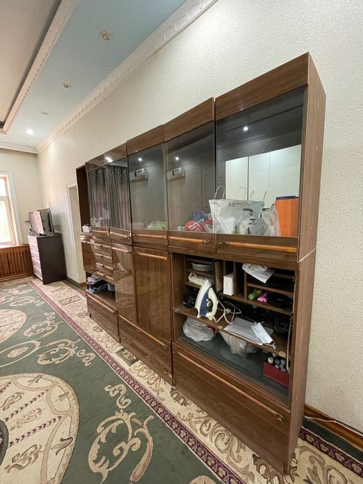 Стенка сотилади. Серванд продается. Самовывоз.