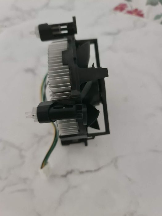 Vând cooler procesor Intel