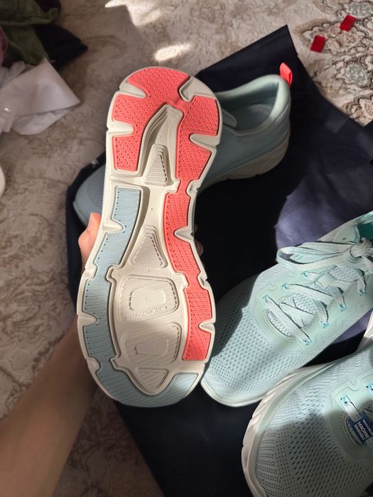 Продаю новые кроссовки Skechers ( оригинал )