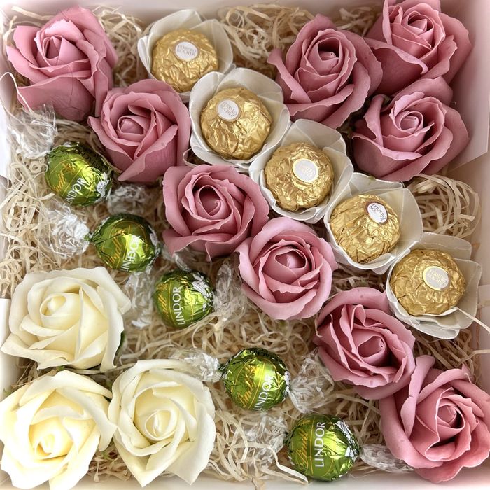 Кутия с Ferrero Rocher и рози