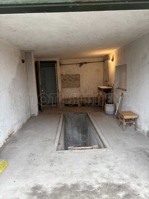 Тухлен гараж с ток, вода и канал