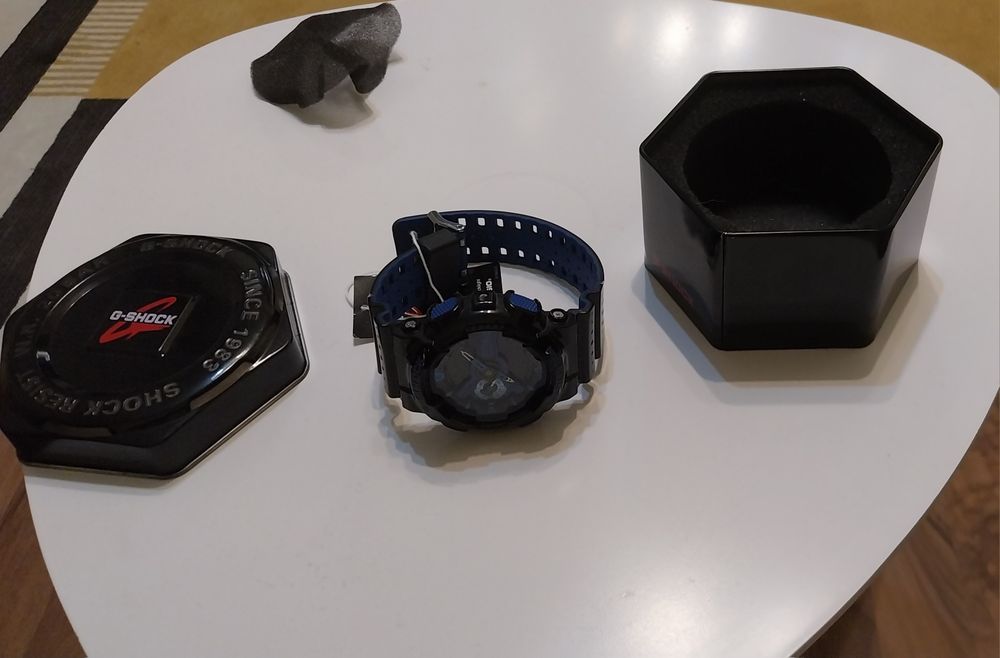 Vând ceas Casio G-Shock GA-110LPA-1AER, model cu cadran verde măsliniu/negru și accente albastre (design inspirat militar).