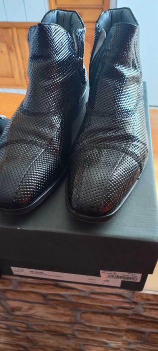 Нови обувки  носени един два пъти единия чифт са нови