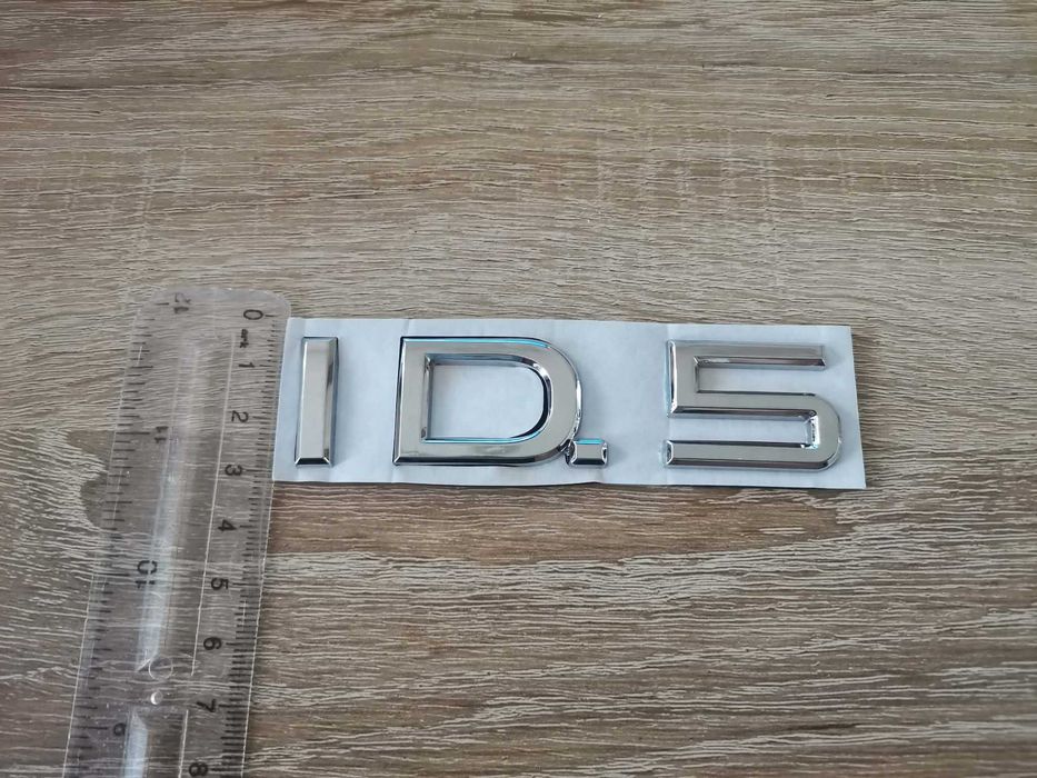 Volkswagen ID.5 сребриста емблема