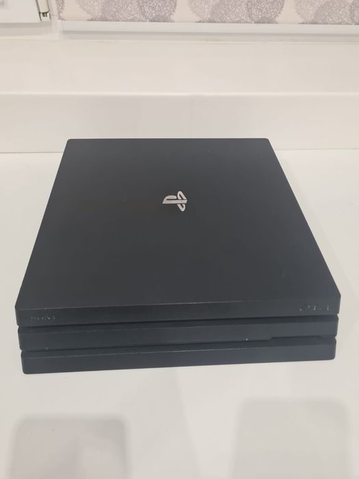 Продаю PS4 Pro в отличном состояний