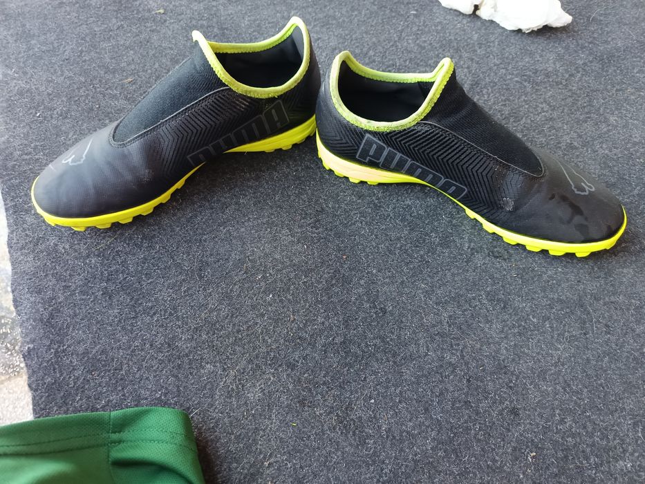 Ghete fotbal gazon sintetic Puma Finesse negru fluyellow