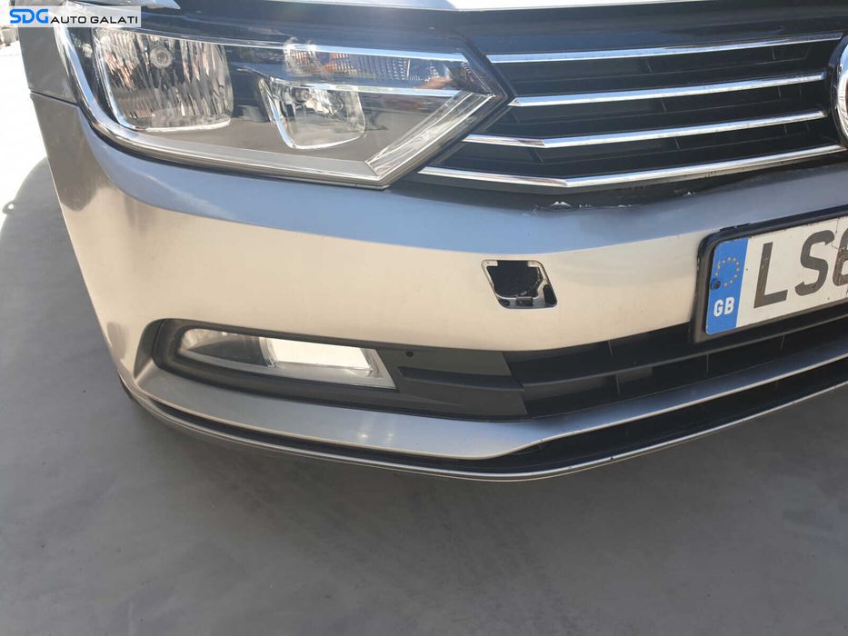 Bara Spoiler Fata cu Grile si Proiectoare Fara Grila cu Emblema cu Imperfectiuni Volkswagen Passat B8 2015 - 2019 Culoare LB7W [C3912]