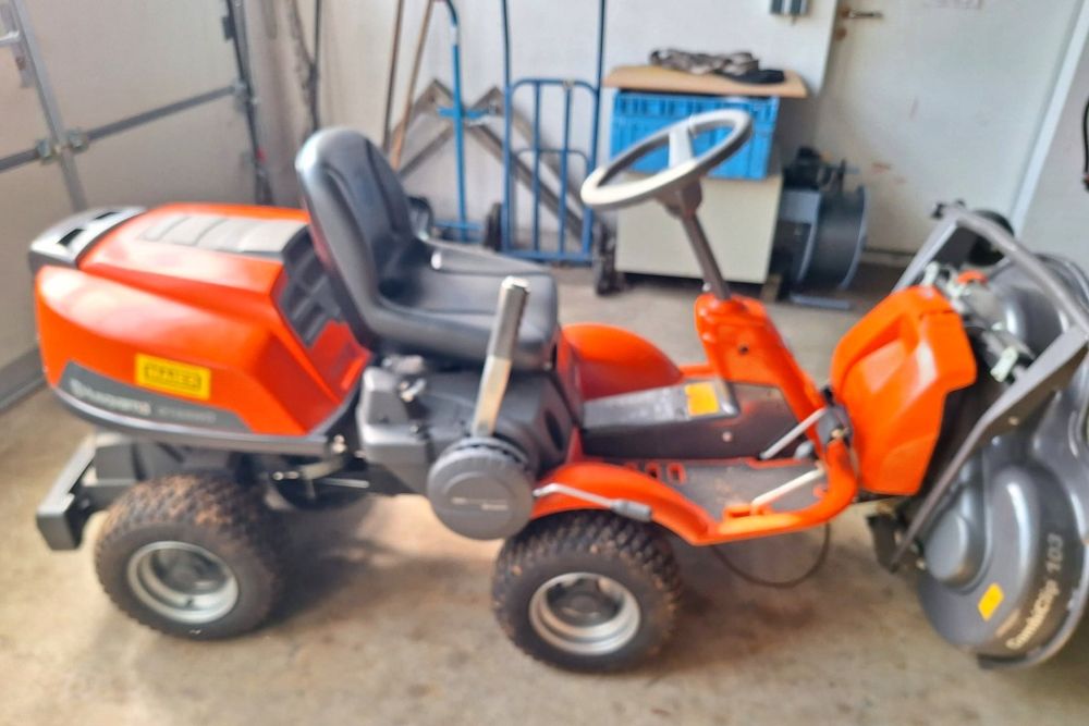 Tractoras gazon iarba Profesional Husqvarna Rider 4×4 3 cutite ca nou!