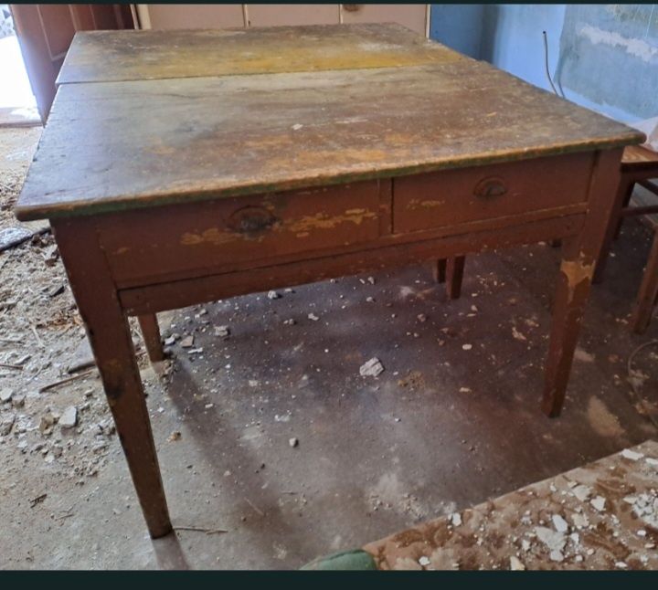 2 mese cu 2 sertare la fiecare masa si 2 placi de lemn pentru aluat