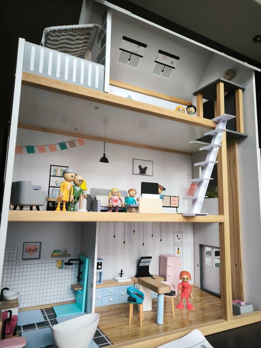 Дървена къщичка за кукли