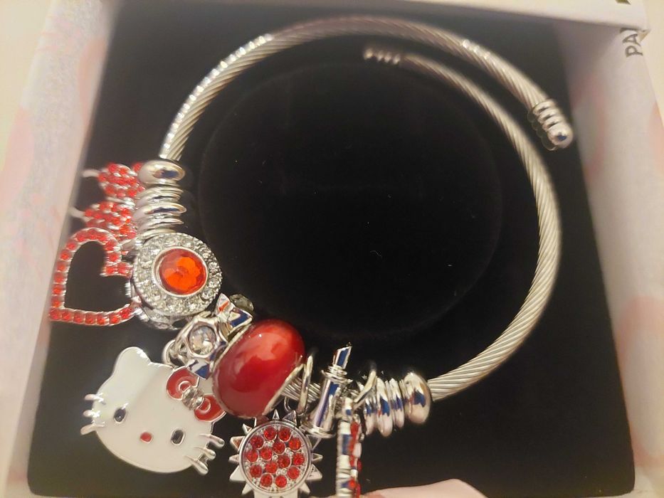 Bratara cu multe clarmuri Hello Kitty in cutie cadou