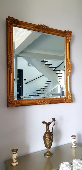 Oglindă veche cu ramă din lemn masiv