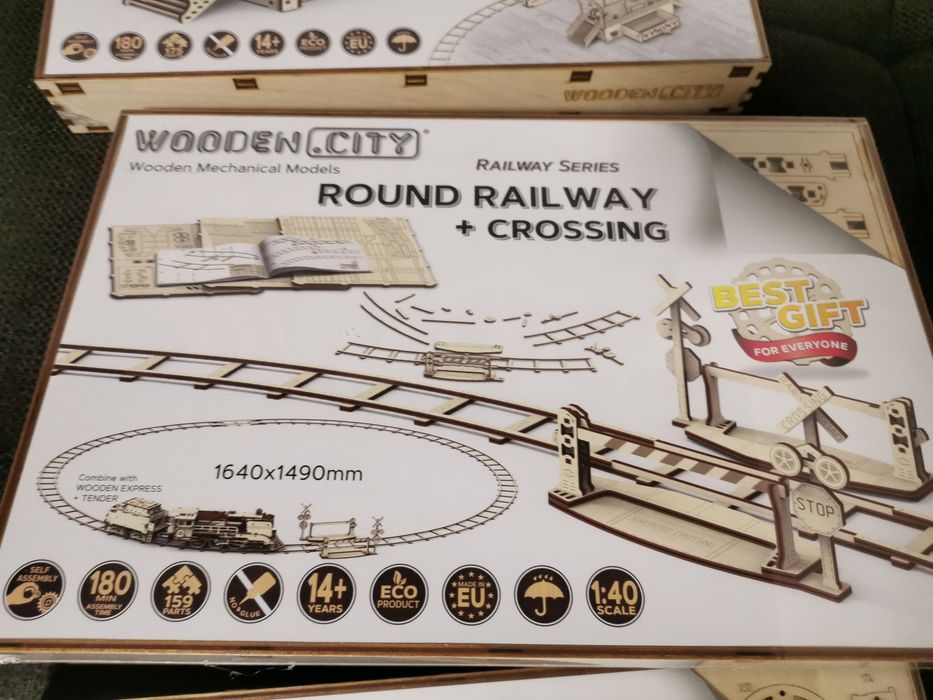 Macheta locomotivă peron sine din lemn