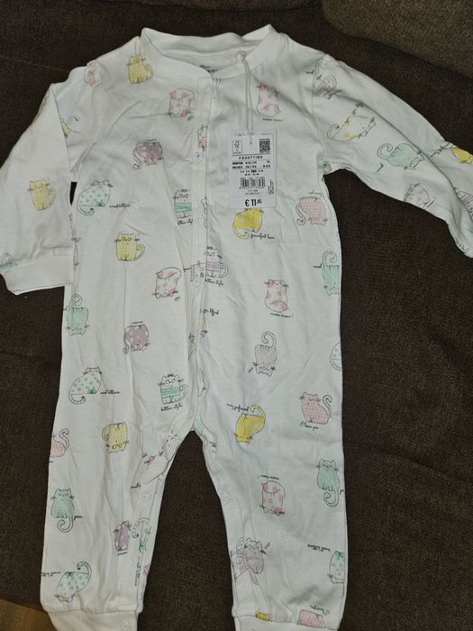 Нови бебешки дрехи