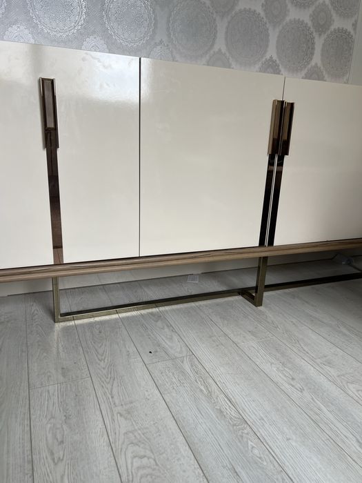 Стильный вместительный комод