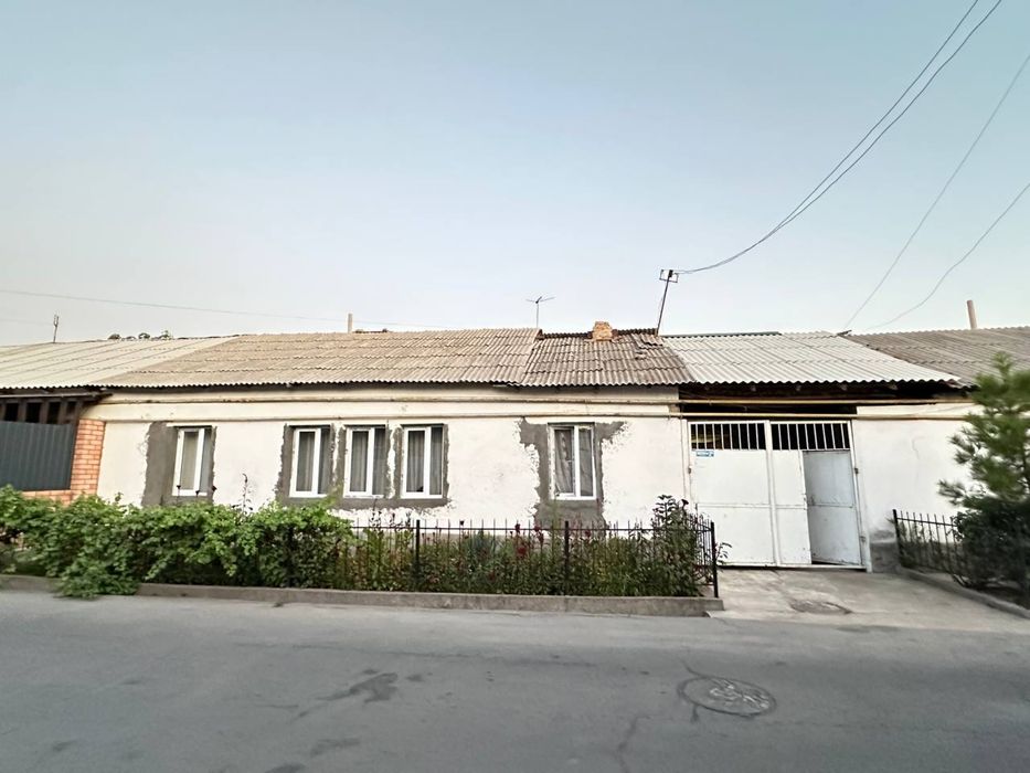 Уй сотилади 8 сотихи 35000$