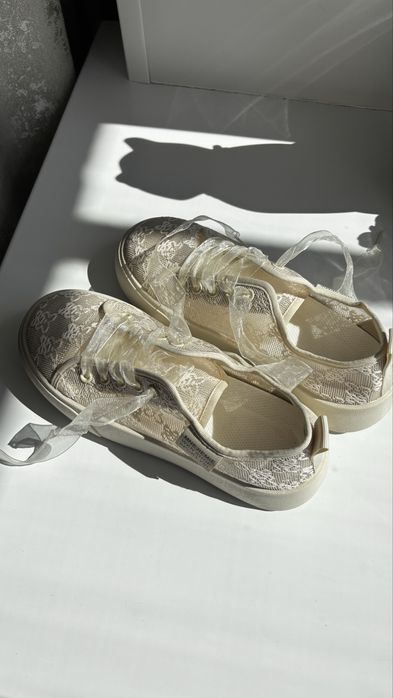 Продам женские дышащие кроссовки