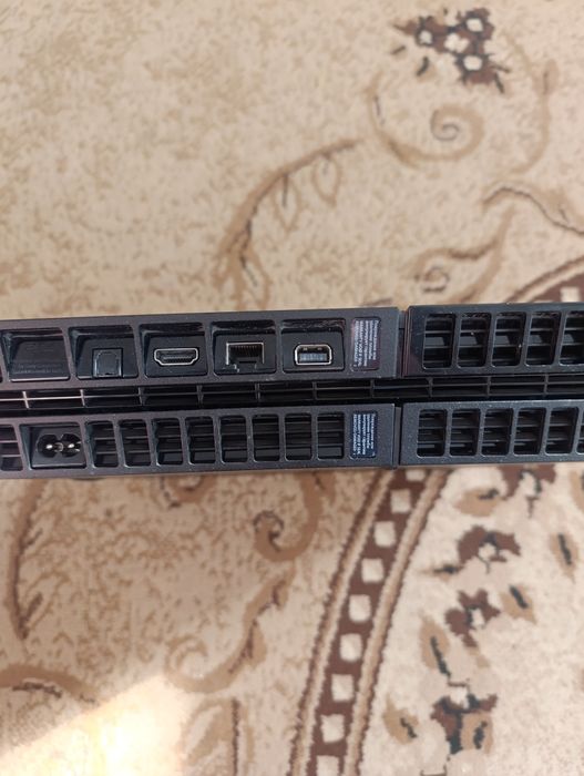 Продам Пс4 + 5 игры