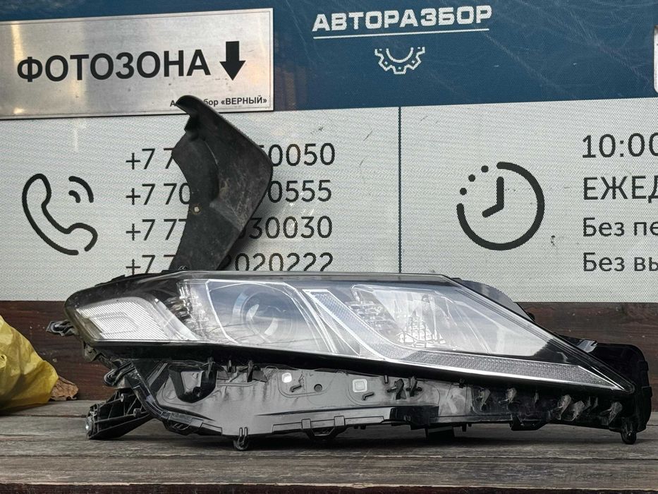 Правая фара Camry 70