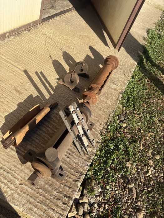 Vând 2 axe pentru abric, 300 mm, cu cutii incluse