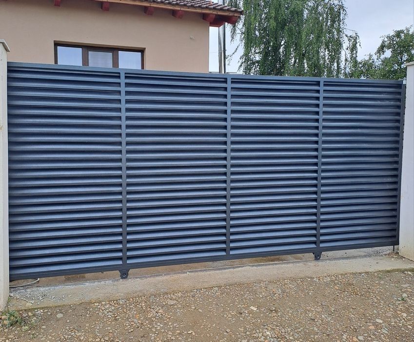 Construim la comanda dvs. garduri si porti din:
- panouri stil jaluzea