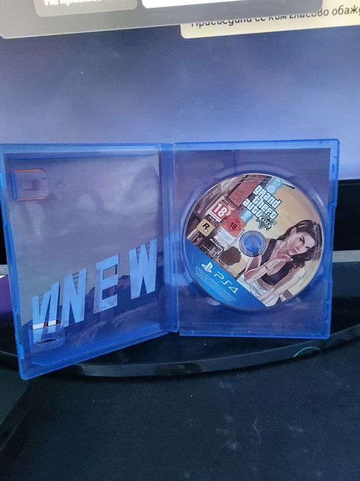 Продавам ps4 без джойстик