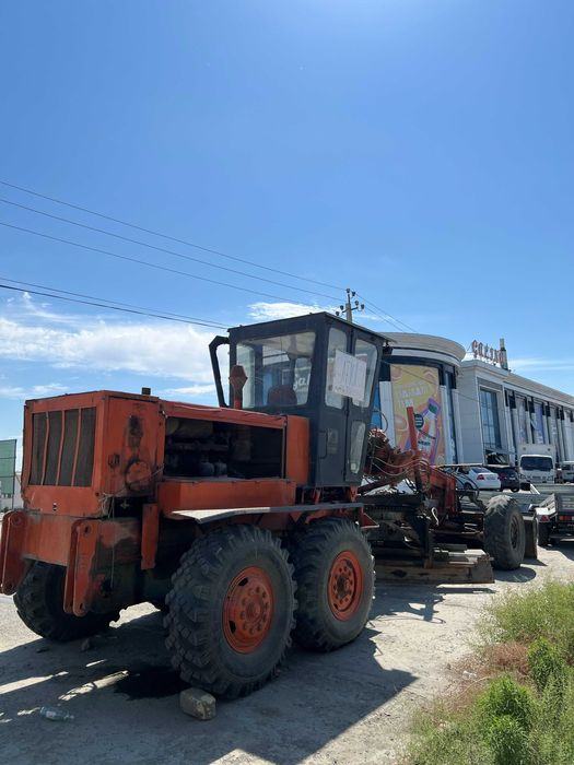 Avtogreyder Автогрейдер sotiladi – zo'r holatda, arzon narxda!