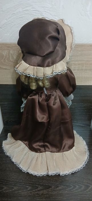 Фарфоровая кукла