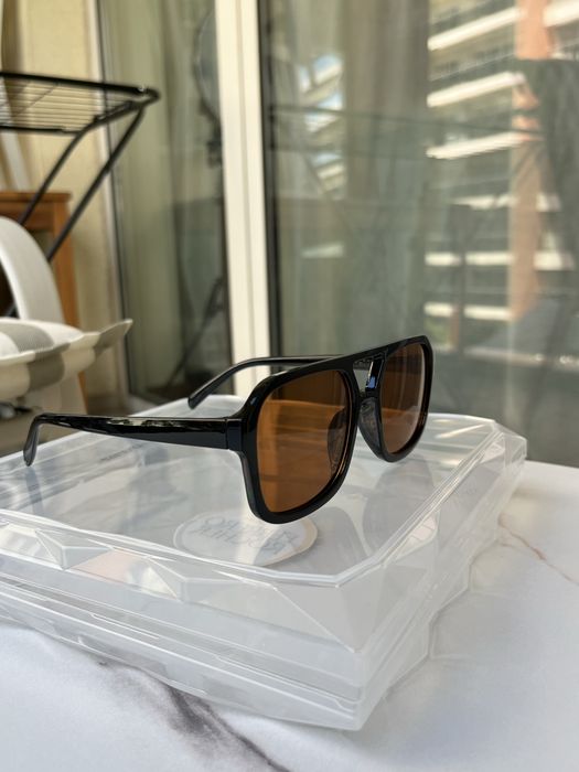 Ochelari de soare cu design modern și urban, cu ramă neagră și lentile verzi ,maro ,portolii si albastri
