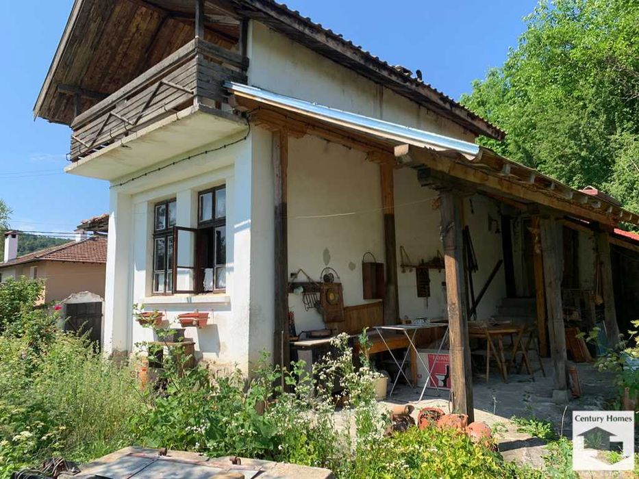 125182 Възрожденска къща с 3 спални и кладенец  в с. Средни Колиби