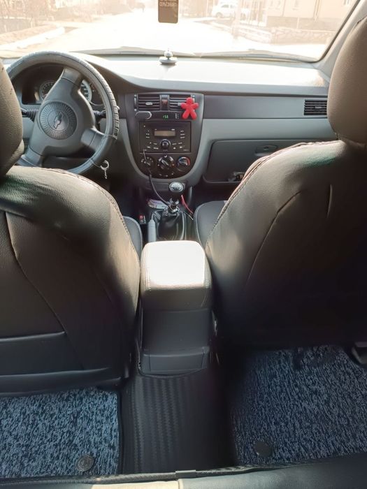 Lacetti 1.8 sotiladi