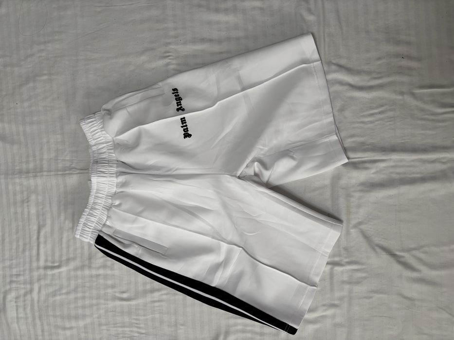 Pantaloni scuri si tricouri