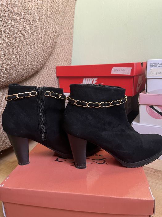 Черни боти на ток