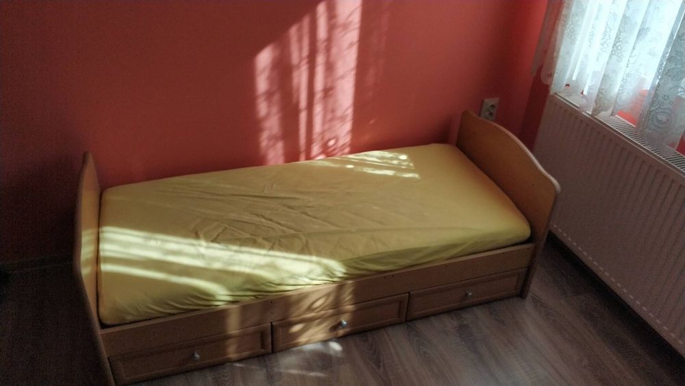 Детско легло+ ортопедичен матрак+ два непромокаеми протектора.