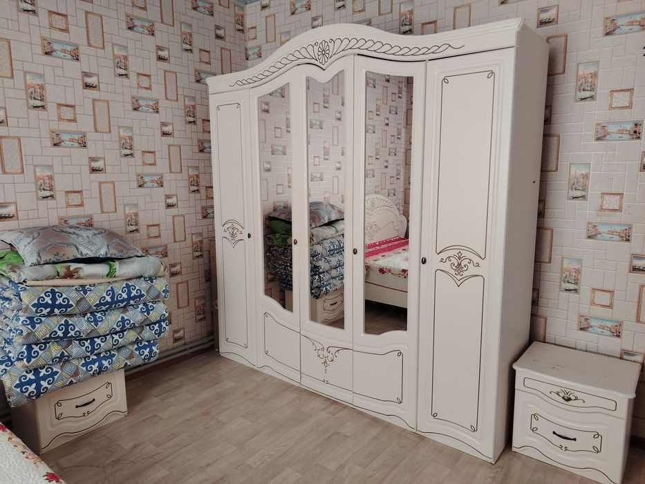 Срочно продам  Спальный гарнитур комплект.