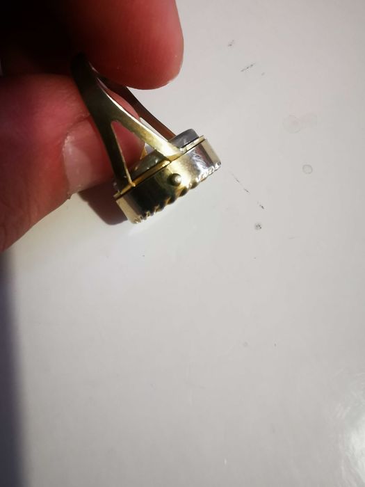 Пръстен часовник дигитален. Не знам дали работи! С регулируема халка.