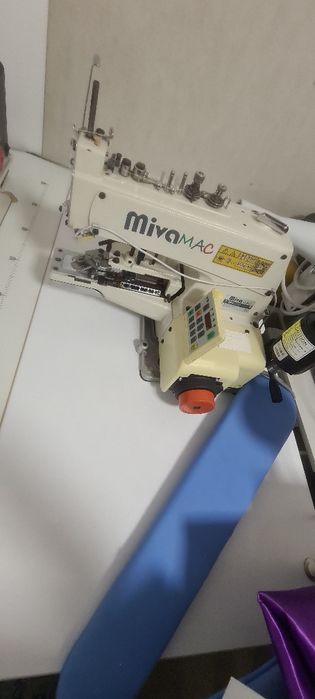 Masina industriala de nasturi ,butoniera, și inserat puf