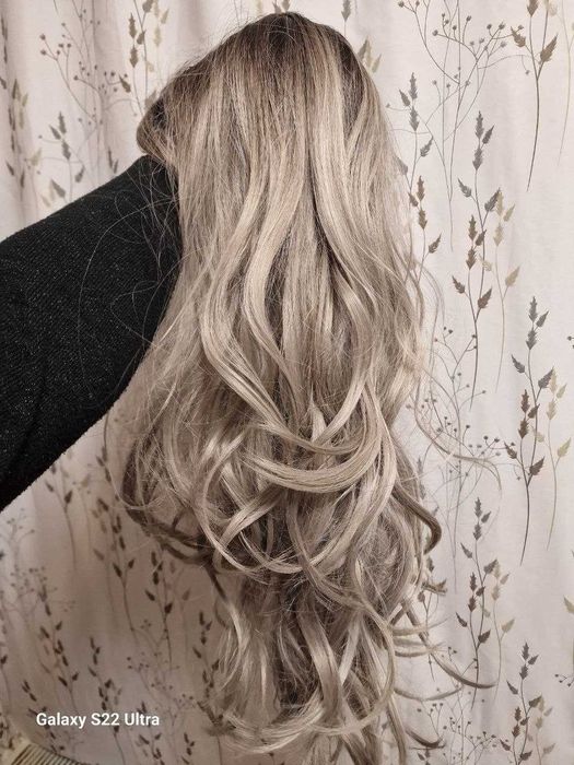 Дълга сива вълнообразна перука с бретон