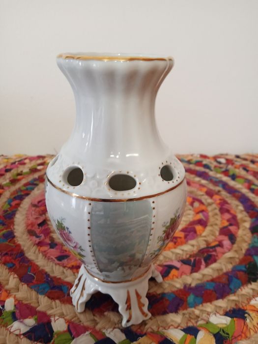 Vază realizată manual cu inserții de aur