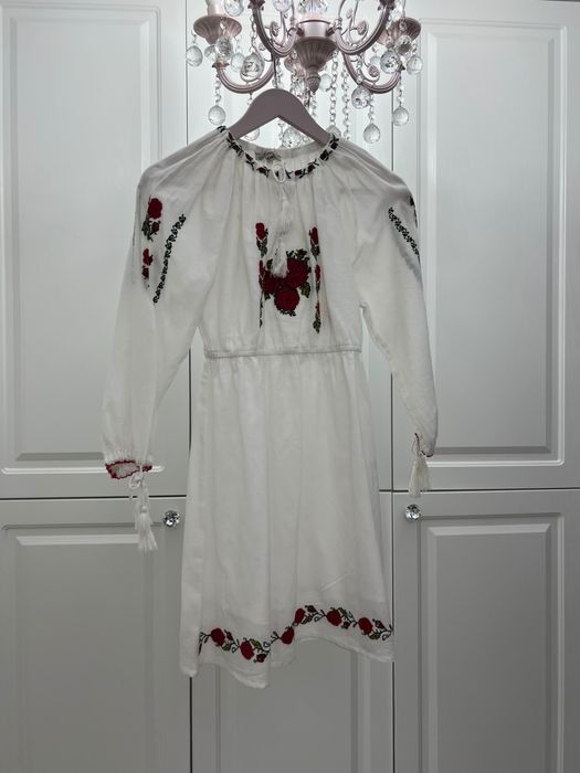 Vand rochie traditionala pentru fete 8-14 ani