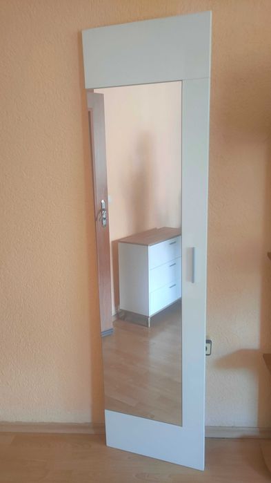 Продавам врата нова, бяла, с огледало