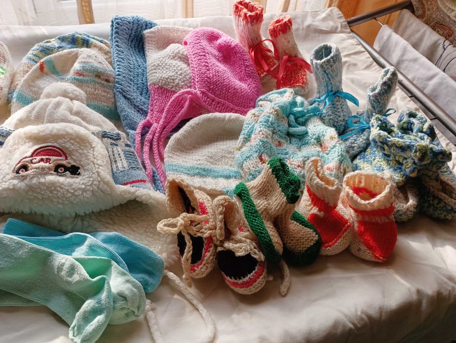 Продам  распашонки , пинетки , шапочки,  боди