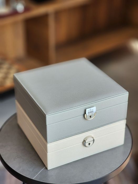 Шкатулка для украшений с зеркалом и вставками из велюра