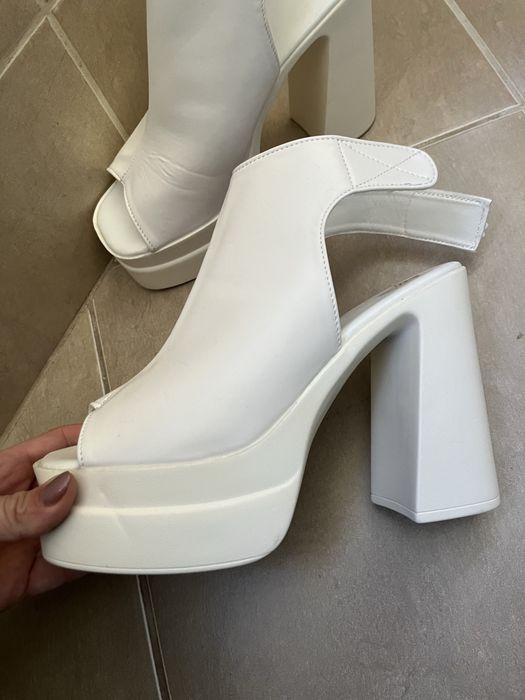 Бели високи обувки с лепенка