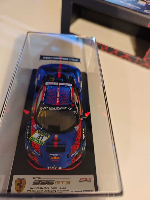 Продавам чисто нов Max Verstappen & Chris Lulham 1:48 модел